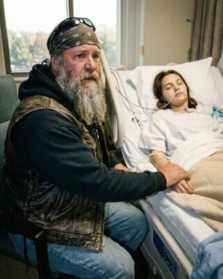 A Man I Didn’t Know Sat With My Daughter Every Day—What I Eventually Discovered Changed Everything