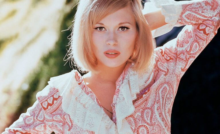 Faye Dunaway at 85: A Hollywood Legend’s Timeless Beauty, Classic Films, and Enduring Legacy